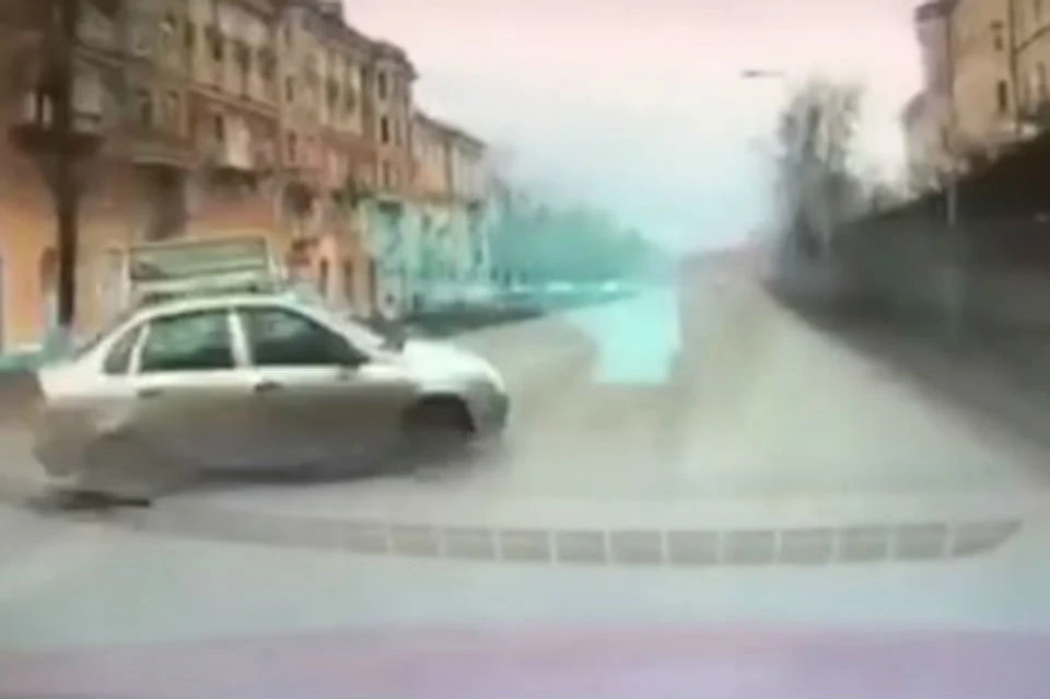 Девушка на Lada вылетела на главную дорогу, не пропустив иномарку. Фото: скриншот видео