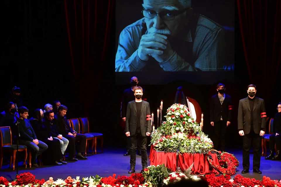 Несмотря на пандемию, церемонию прощания решили сделать открытой, чтобы поклонники Армена Джигарханяна смогли отдать ему последние почести.