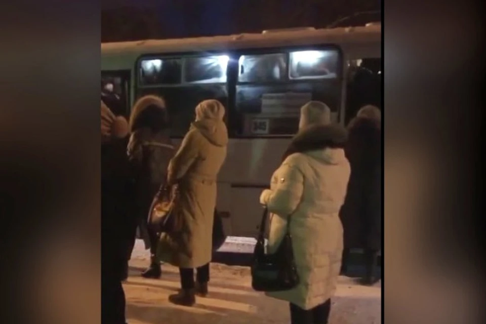 Опоздали на работу: в Новокузнецке началась транспортная реформа. ФОТО: кадр видео vk.com,"Инцидент Кузбасс"
