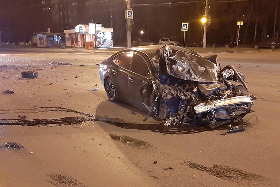 Дорогая иномарка получила серьезные повреждения. Фото: Дима Подаров