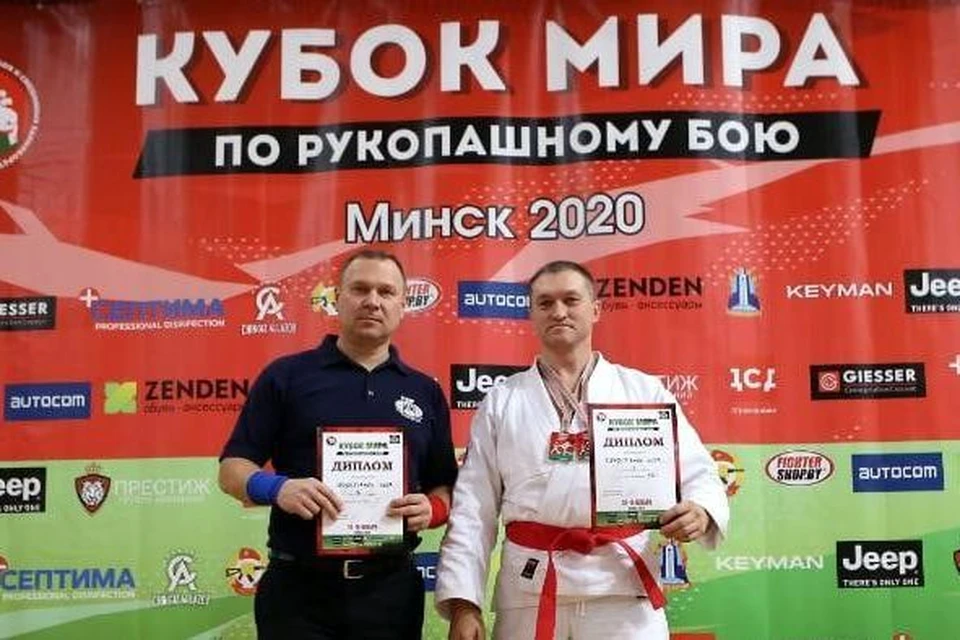 Игорь Севостьянов с заслуженной наградой. Фото: сайт Кубка мира-2020 по РБ.