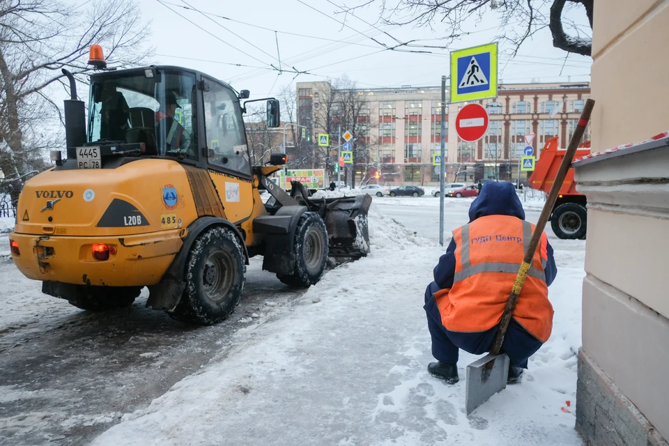 Почти 50 кубометров снега вывезли в среду с улиц Петербурга