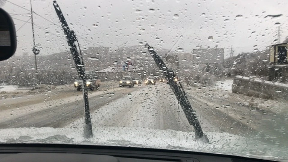 Во Владивостоке ввели режим ЧС из-за ледяного дождя