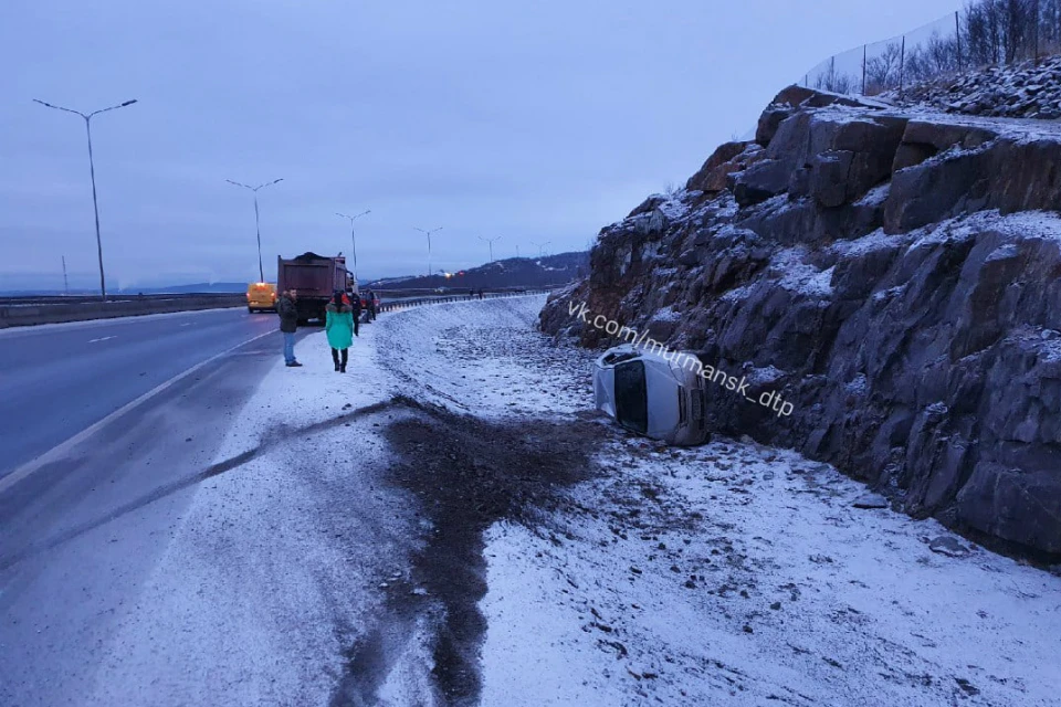 Вероятной причиной аварии стала гололедица. Фото: vk.com/murmansk_dtp