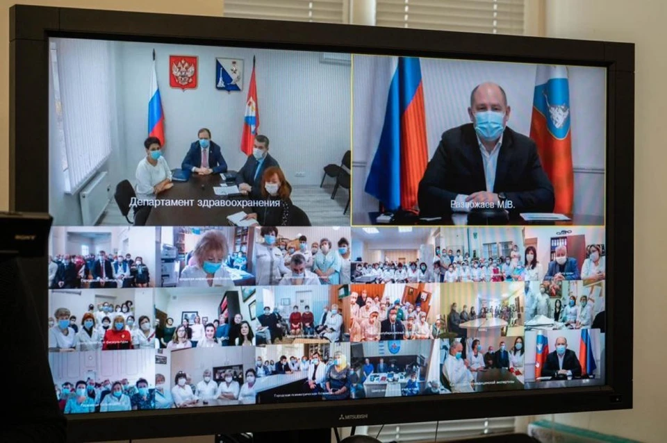 Губернатор города поздравил работников медицины со столетием здравоохранения