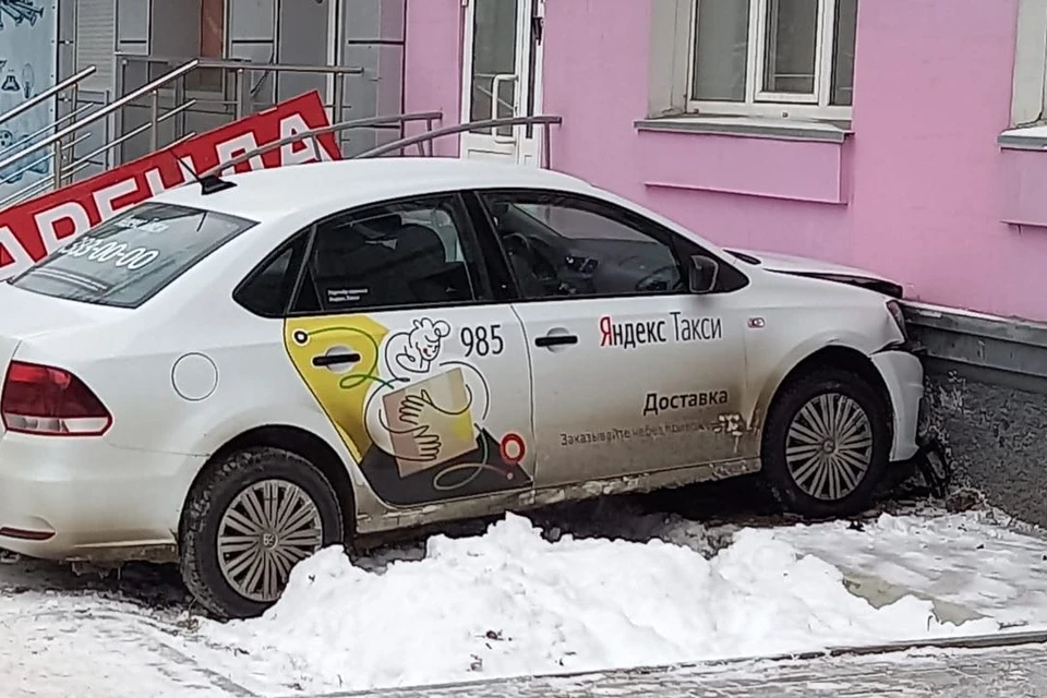 В Новосибирске таксист врезался в жилой дом. Фото: "АСТ-54"