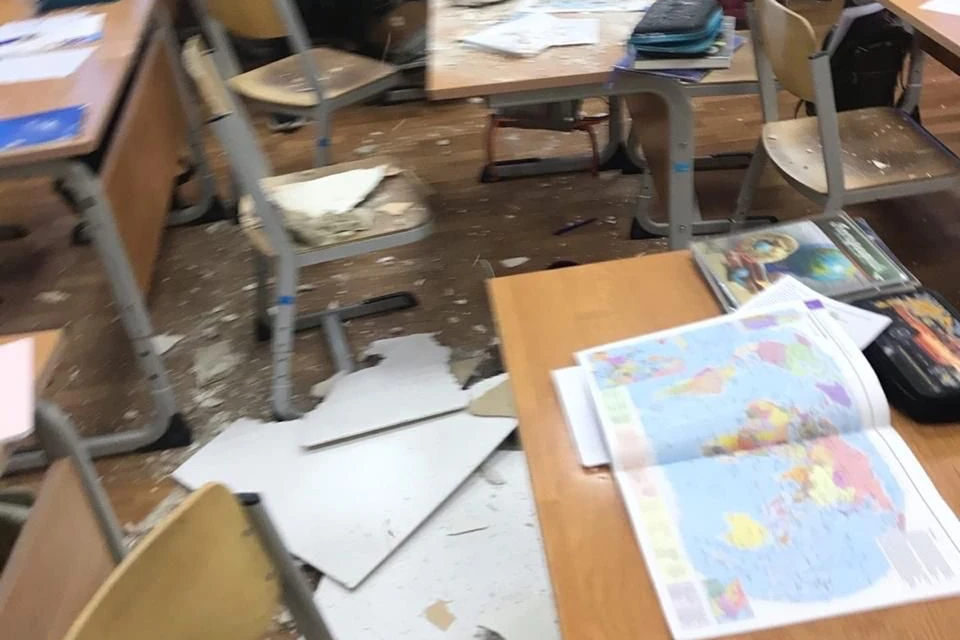 В Архангельской школе на учеников упал потолок.