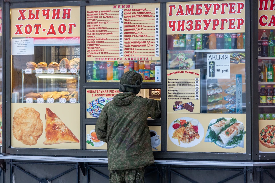 Второй год жители пытаются закрыть незаконный ларек на Гражданском, который за это время превратился из «Овощей и фруктов» в «Египетскую шаверму».