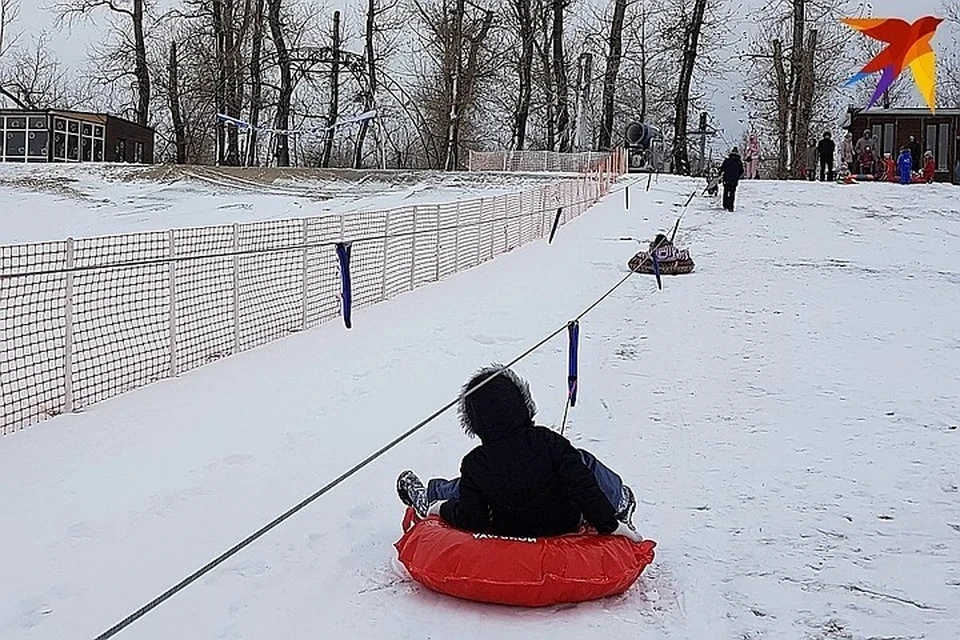 А на Бобрах уже снег, каток и горка.
