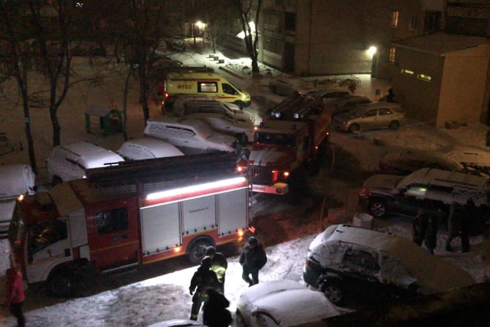 Пожарные в Хабаровске вывели из задымленного подъезда пять человек