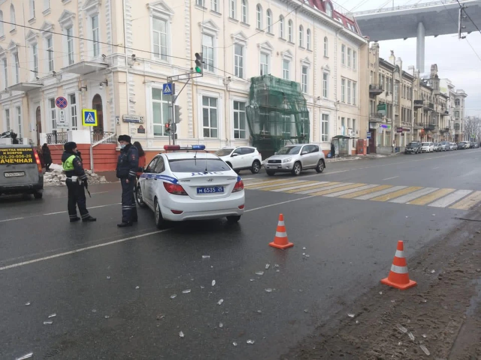Движение машин и пешеходов на участке улицы Светланской под Золотым мостом закрыто