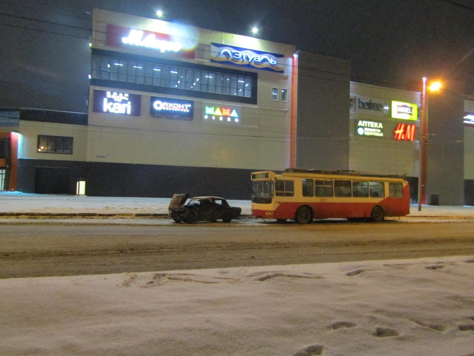 Молодой человек врезался в троллейбус и погиб в Ижевске