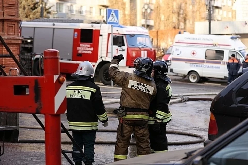 На месте происшествия развернули полевой лагерь для временного проживания пожарных