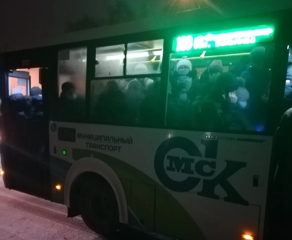 В автобус садится так много пассажиров, что даже закрыть двери не получается.