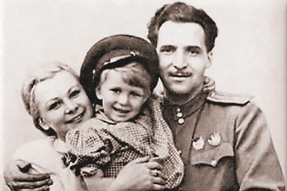 Константин Симонов с женой, актрисой Валентиной Серовой, и дочерью Машей.