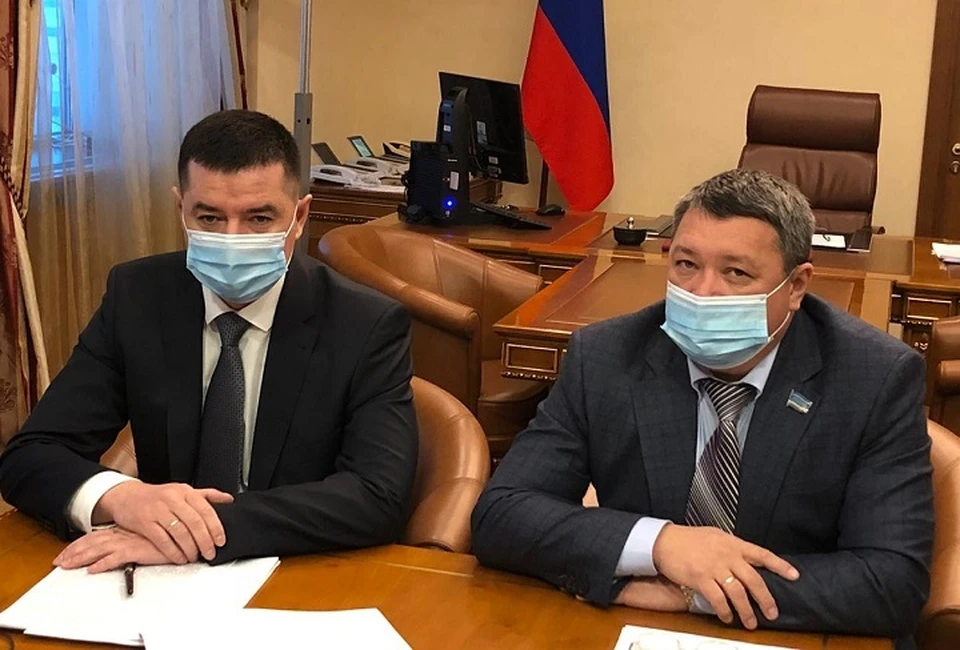 Сергея Ямкин (справа). Фото: пресс-служба Заксобрания Ямала