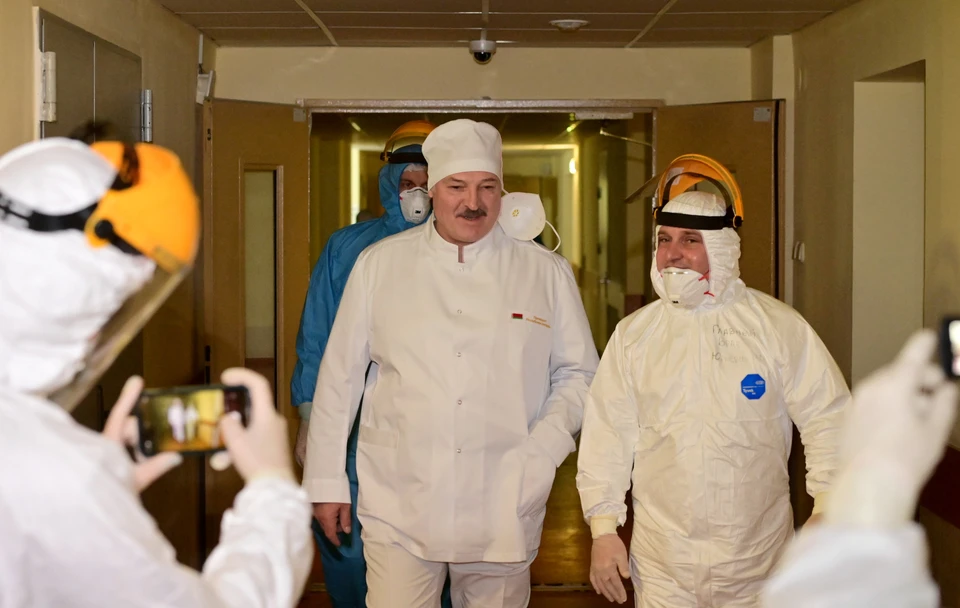 Александр Лукашенко во время визита в 6-ю Городскую клиническую больницу Минска.