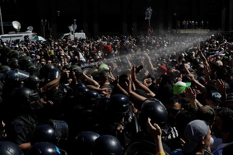 Прощание с легендой футбола Диего Марадоной в Буэнос-Айресе обернулось беспорядками и стычками фанатов с силовиками