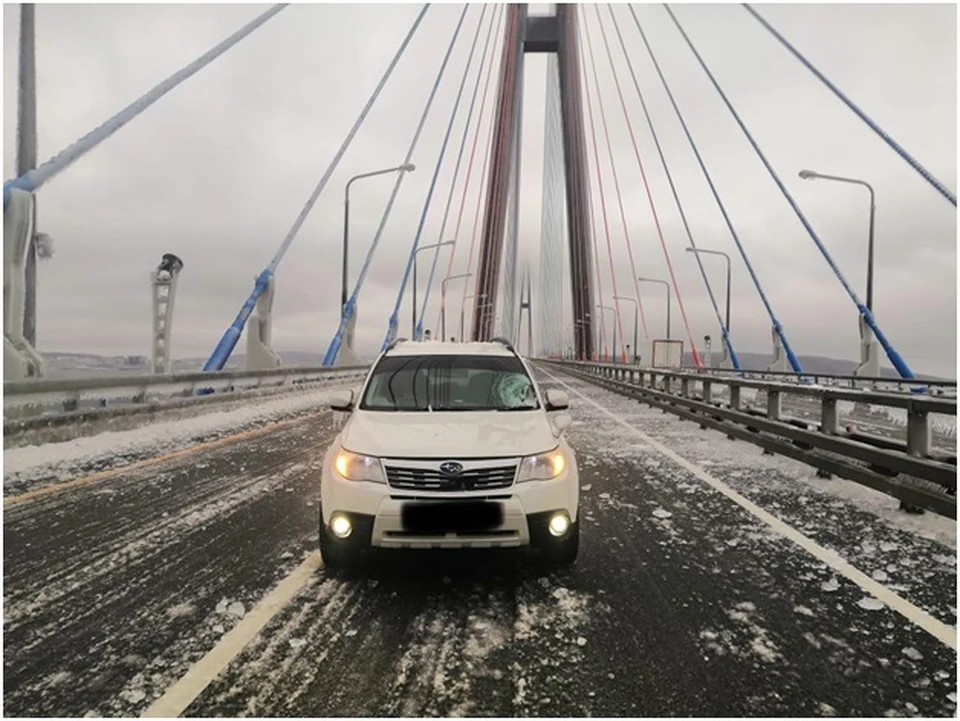 За день до закрытия проезда по Русскому мосту немало автомобилей пострадало от ледопада. Фото: очевидцы.