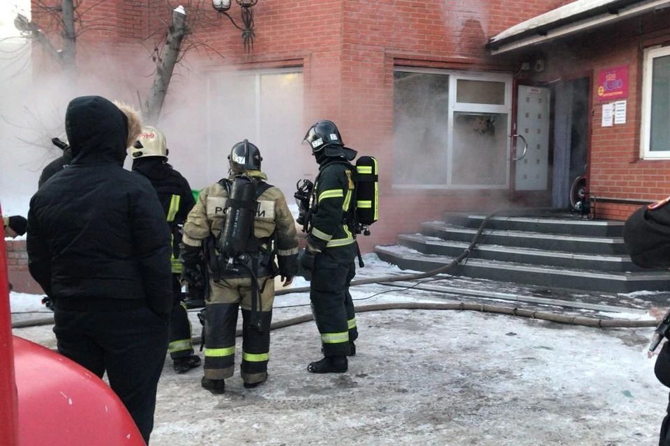 Пожарные выясняют причины возгорания. Фото: ГУ МЧС по Новосибирской области.
