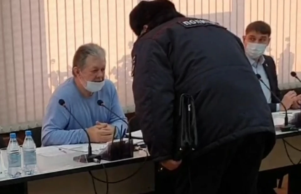 Депутат горсовета Зеленогорска Станислав Колосков отказался надеть маску на нос. Фото: стоп-кадр видео интернет-ресурса Inside. Зеленогорск изнутри.
