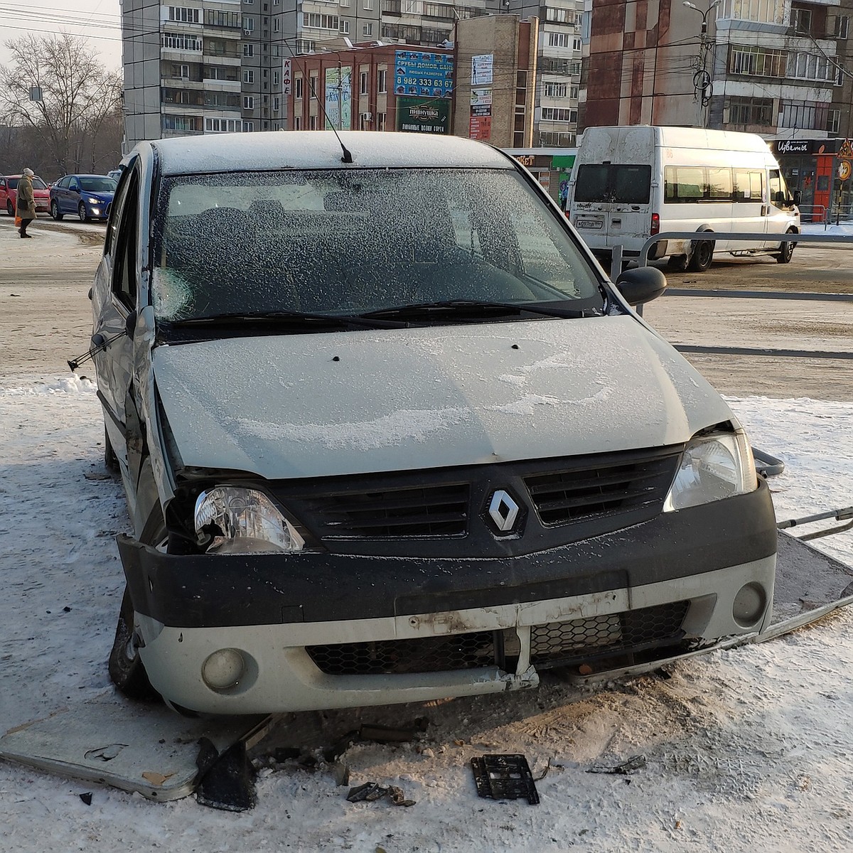 Машина на тротуаре, а под ней женщина кричит»: очевидцы рассказали  подробности ДТП на остановке в Челябинске - KP.RU