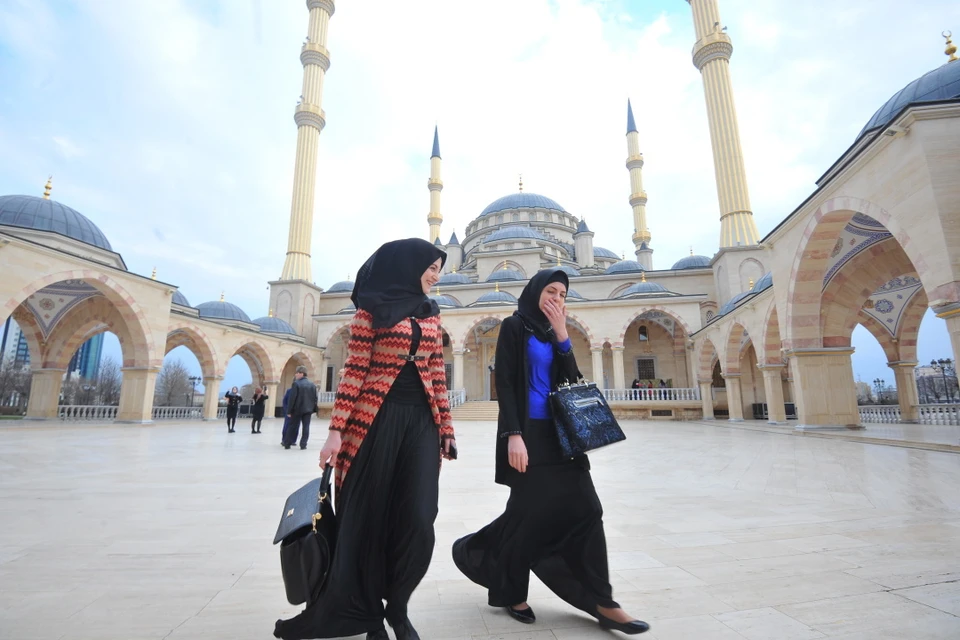 Женщины в хиджабах, на которые, по словам муфтия ЧР, стоит сменить никабы
