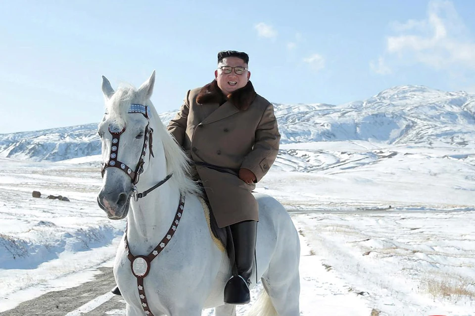 Китайское внешнеполитическое ведомство опровергло сообщения о том, что лидер Северной Кореи Ким Чен Ын уже получил дозу вакцины от коронавируса из КНР.