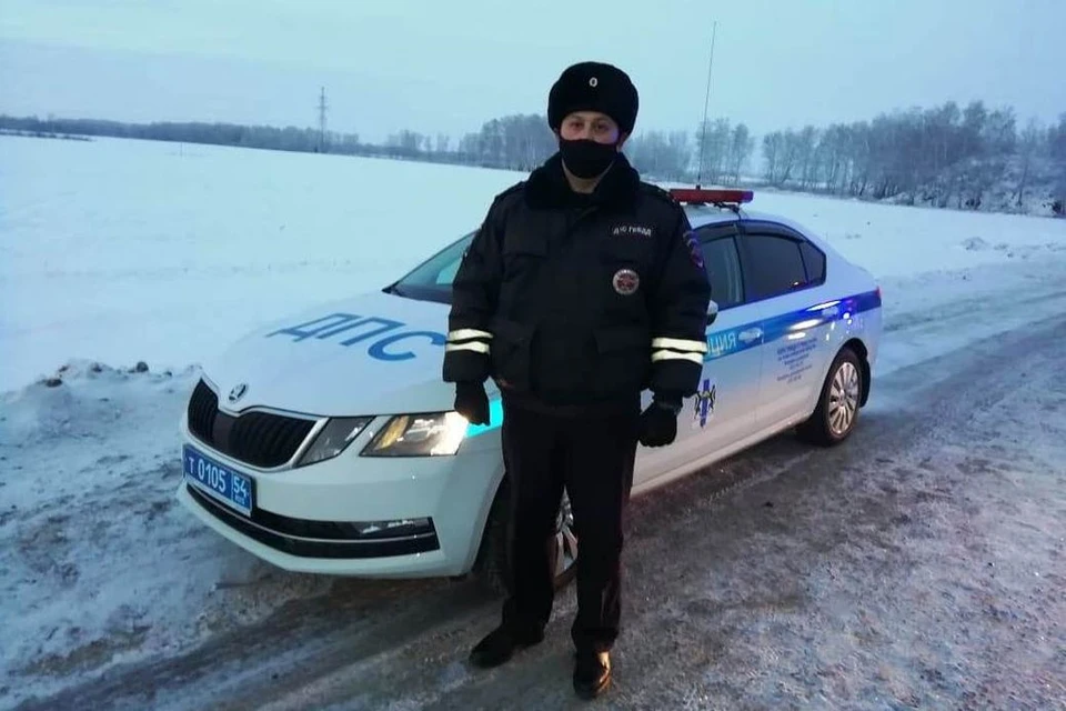 Инспектор ДПС помог замерзающему на трассе мужчине. Фото: ГИБДД по области
