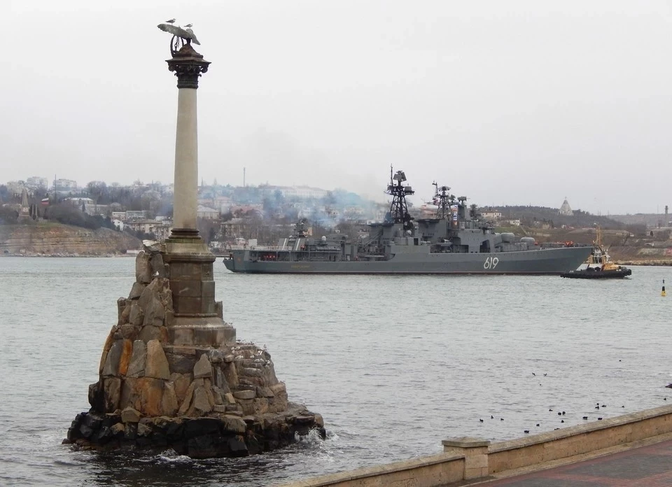 Российские военные следят за учениями в Черном море