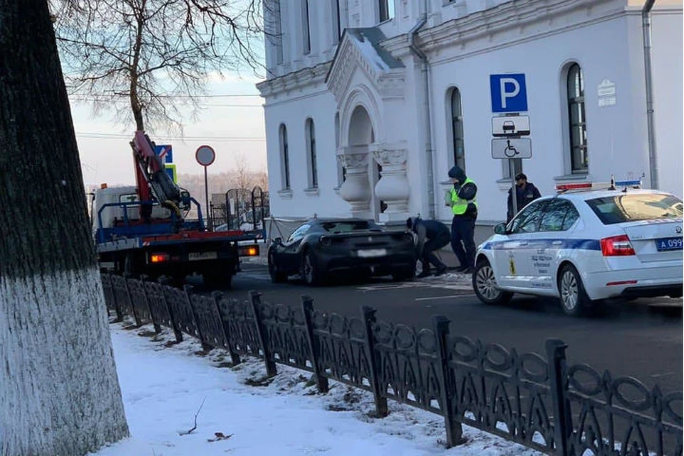 Машина была припаркована на месте для автомобилей инвалидов. ФОТО: группа "Типичный Ярославль" ВКонтакте