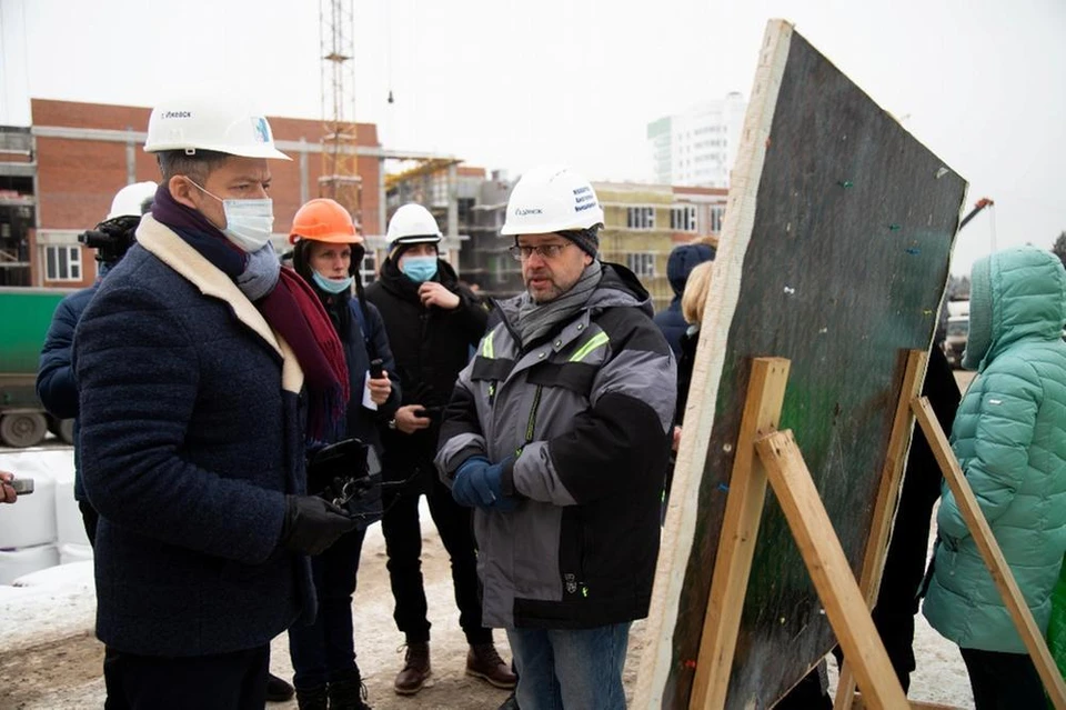 Глава Ижевска Олег Бекмеметьев посетил строительный объект на улице Берша, на котором возводят новую школу