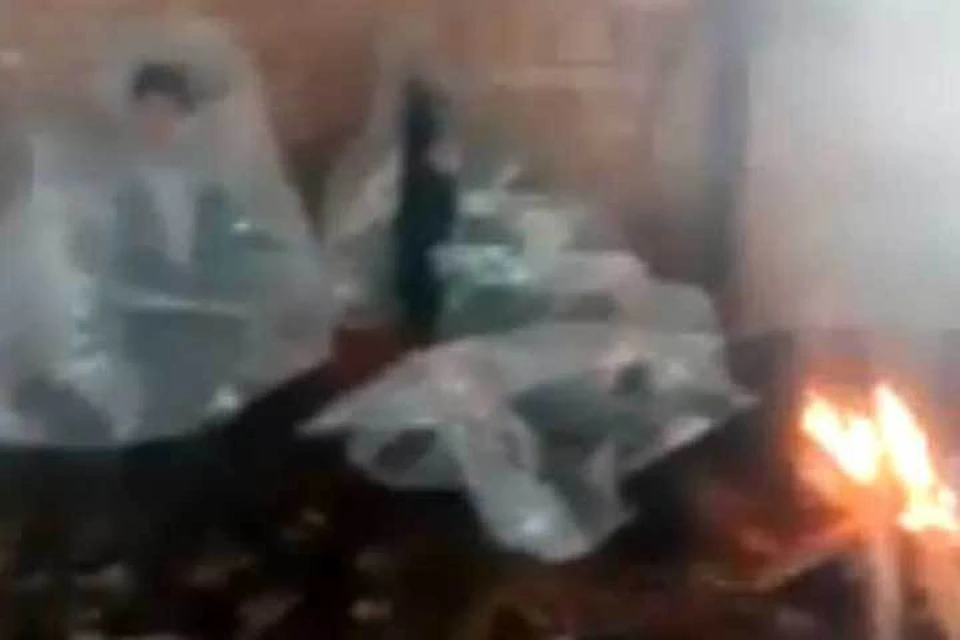 Вне доступа сети: замерзшие ученики из Башкирии развели костер и ловят интернет для «дистанционки» в заброшенной ферме. Фото: взято из видео, поэтому такое низкое качество