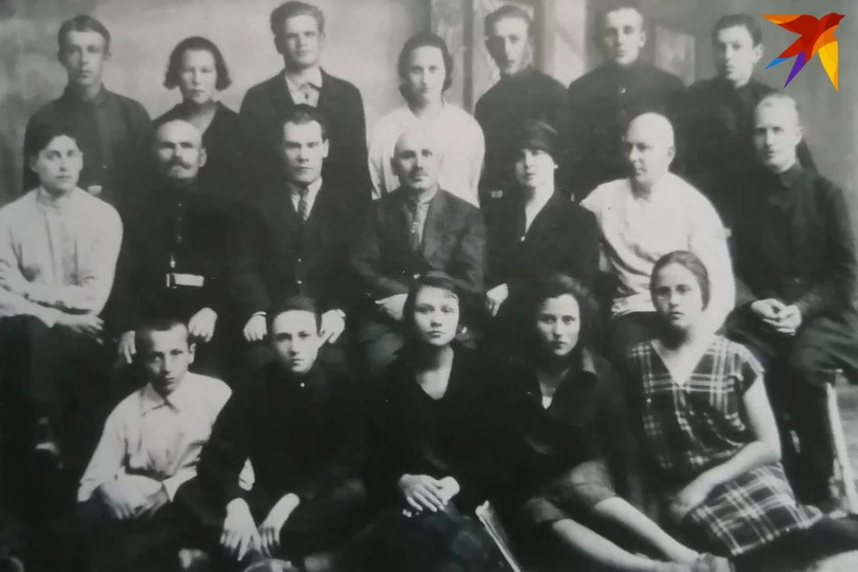 Ученики выпускного 7-го класса и учителя школы №22 Минска, 1928 год. Крайний слева в среднем ряду - учитель музыки, будущий композитор Исаак Любан. В центре в среднем ряду - директор школы Александр Соболевский. ФОТО: личный архив.