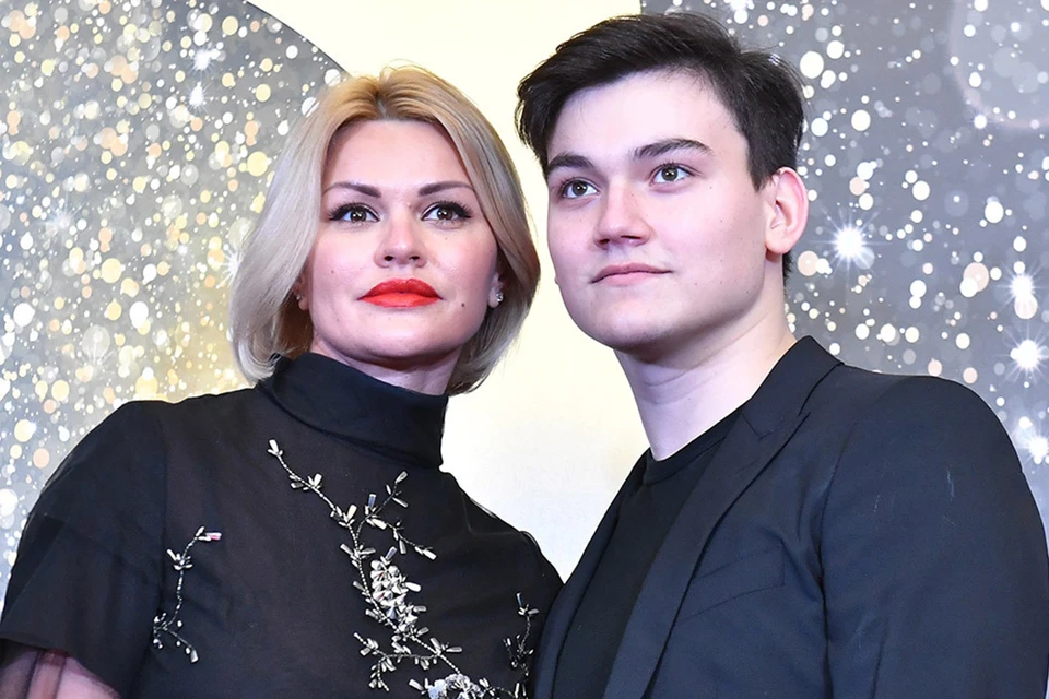 Вдова Михаила Круга Ирина с сыном музыканта Александром на премии "Виктория".