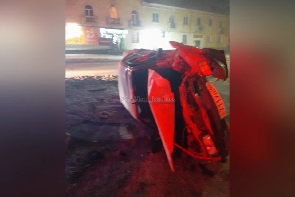 Автомобилист врезался в столб и сбежал с места ДТП в Кузбассе. ФОТО: vk.com, "Инцидент Кузбасс"