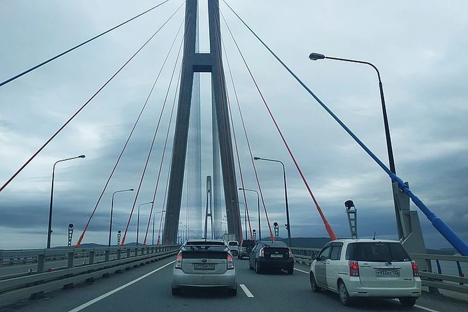 Во Владивостоке открыли движение по мосту на остров Русский