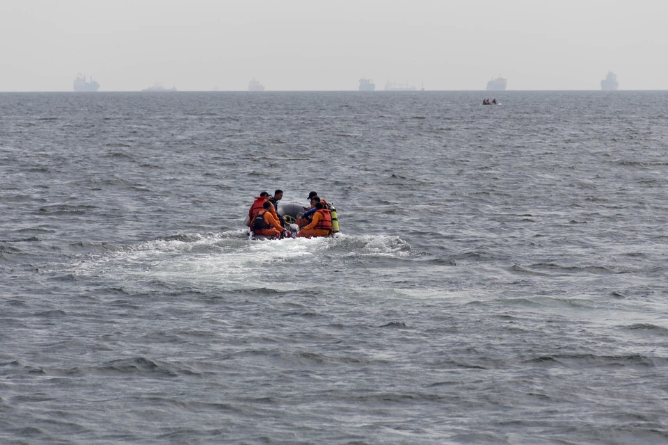 Врачи помогают девяти спасшимся после крушения лодки в Доминикане пассажирам