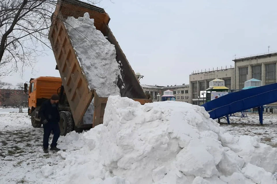 В Комсомольск-на-Амуре завозят снег