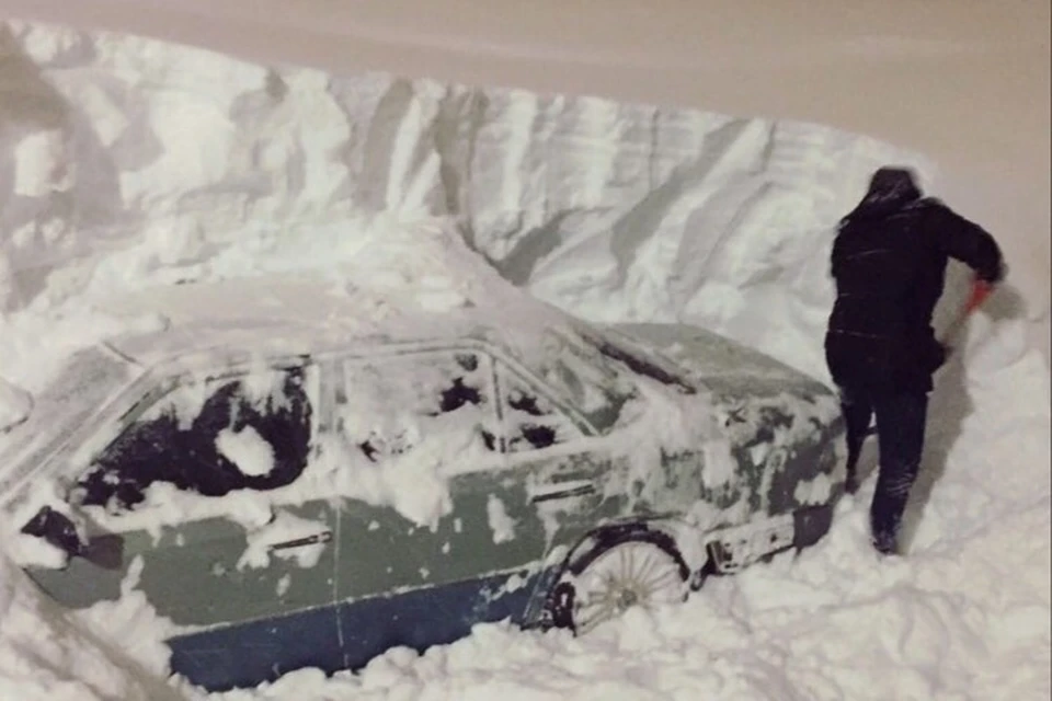 Мужчина пытается отрыть свою машину Фото: Типичный Норильск