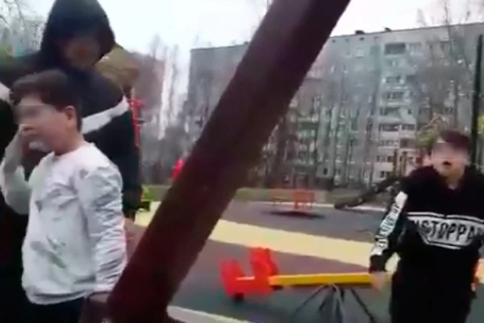 Грозный отец швырнул мальчика, с которым дрался его сын на детской площадке в Санкт-Петербурге