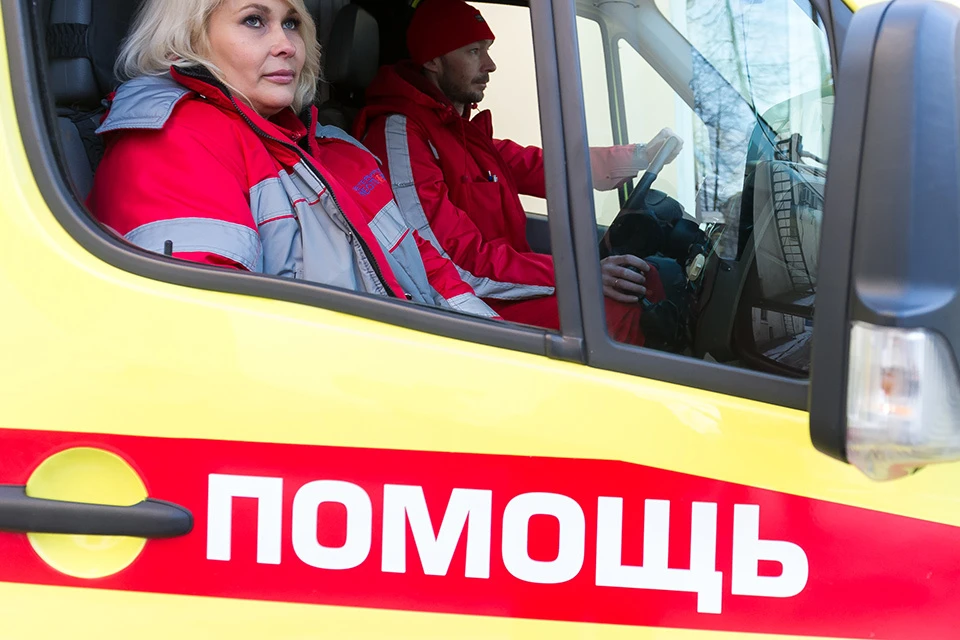 По словам подростков, в запертой комнате на них напал сотрудник с намотанной на лицо футболкой.