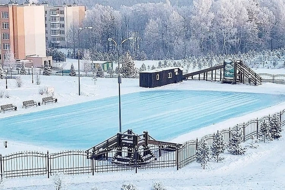 В Кемерове залили необычный каток необычного цвета. Фото: Администрация города Кемерово