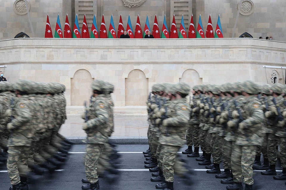 Баку отпраздновал победу в Карабахе военным маршем