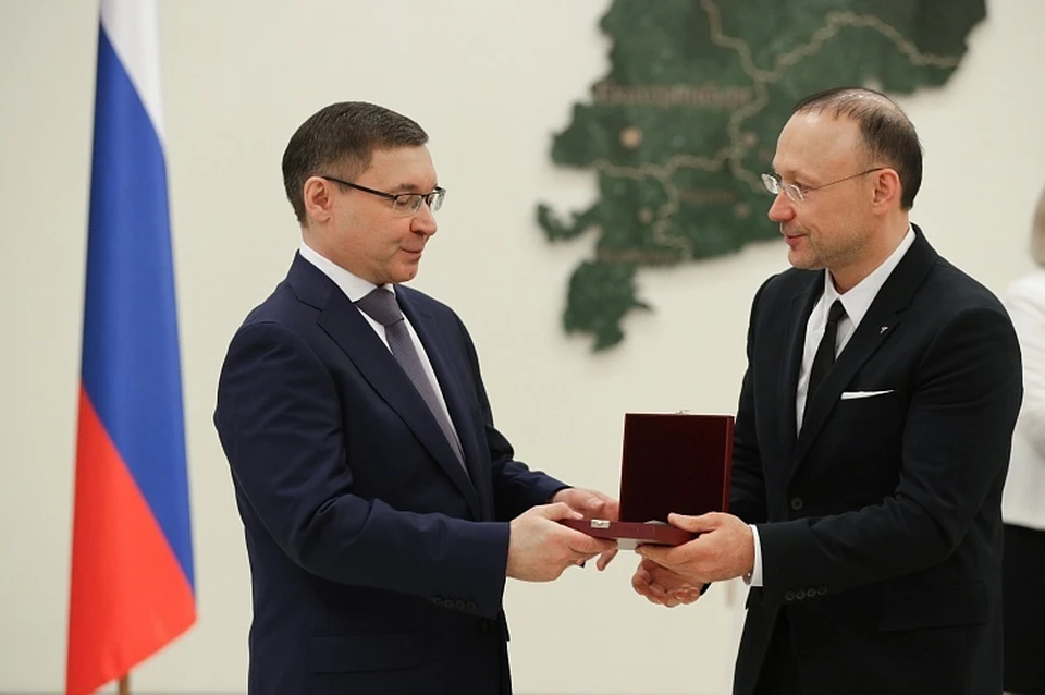 Полномочный представитель Президента РФ в УрФО Владимир Якушев вручил председателю Совета директоров РМК Игорю Алтушкину Орден «За заслуги перед Отечеством» IV степени.