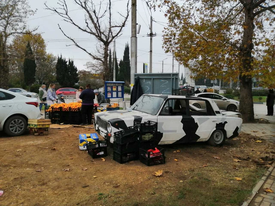 На газонах не только паркуются, но и торгуют