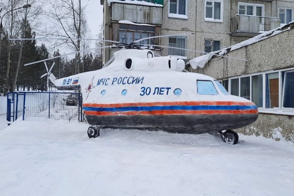 Пожарные из Усть-Илимска вылепили из снега вертолет МЧС