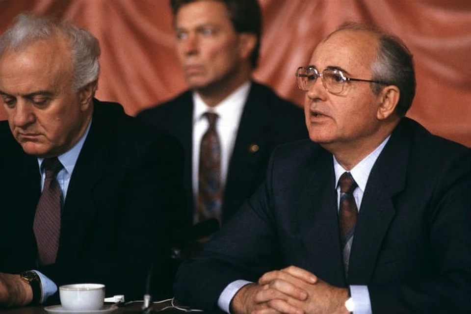 Шеварнадзе (слева) и Горбачев в Вашингтоне. 1987 год