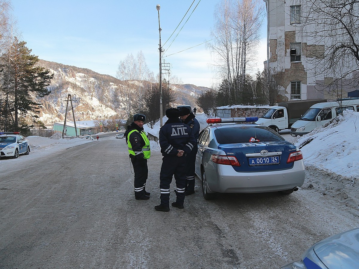 Мертвецки пьяного водителя сдал в полицию прохожий в Красноярске - KP.RU