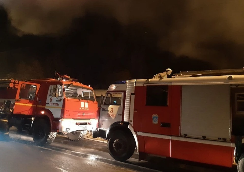 Пожарные вынесли ребенка из задымленной квартиры, спасатели оказывали ему первую помощь до приезда "скорой".